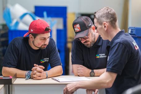 Mitarbeiter der Move Alliance im gemeinsamen Austausch
